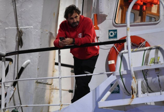 Óscar Camps, solitario y pensativo en la cubierta del «Open Arms», mientras esperaban en el puerto de Messina tras una reciente operación de rescate.