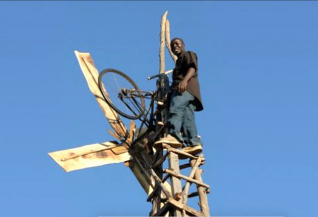 Kamkwamba, ya adulto, en el molino que construyó en su aldea.