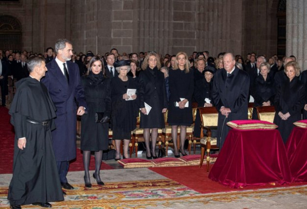 Felipe y Letizia saludaron a los Reyes eméritos, que ocupaban un lugar destacado.