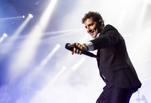 David Bisbal cantando en el Festival Starlite.