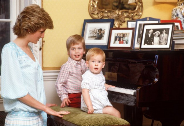 Imagen familiar de la princesa y sus hijos en uno de los salones del palacio de Kensington, en 1985.