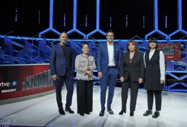 De izquierda a derecha: Erundino Alonso, Paz Herrera, Ion Iramendi, presentador de «El cazador», Ruth de Andrés y Lilith Manukyan.