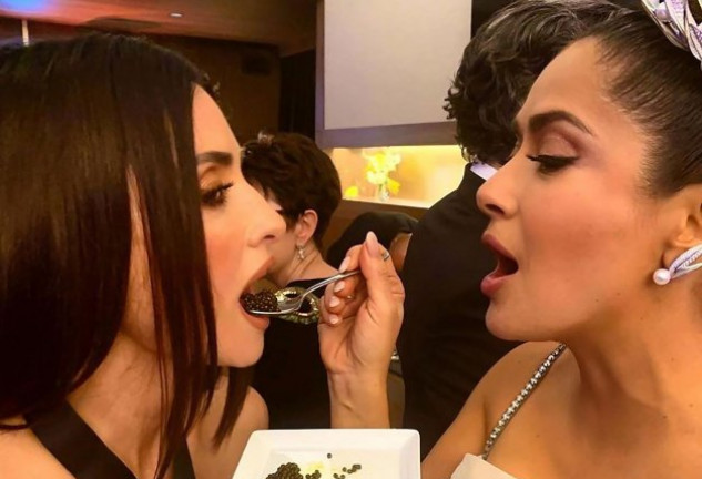 Grandes amigas desde hace años, Penélope y Salma bromearon en el «backstage» con la comida. «¡Teníamos tanta hambre!», escribió Hayek en Instagram.