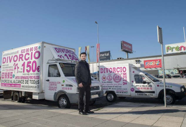 Alberto García Cebrián y las furgonetas con las que promociona sus divorcios «low cost».