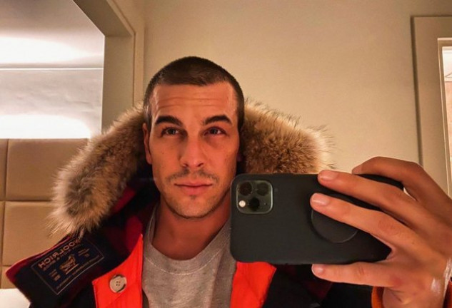 Mario Casas haciéndose un selfie para Instagram.