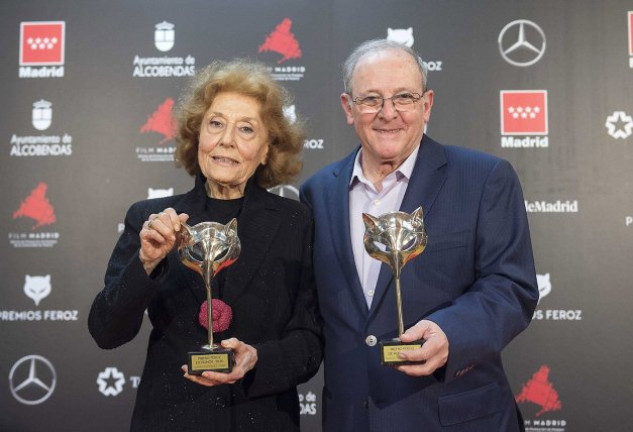Emilio y Julia Gutiérrez Caba mostrando los Premios Feroz.