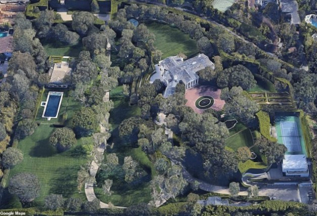 La nueva adquisición del magnate, de 36.500 metros cuadrados, incluye, además de una mansión de estilo neogeorgiano, una casa de invitados, piscina cancha de tenis y amplios jardines.