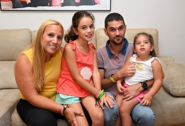 Jesús y Cristina con sus dos hijas, Ariadna y Abril.