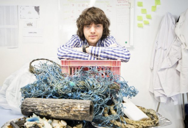 Boyan, con algunas de las redes y plásticos recogidas del agua.