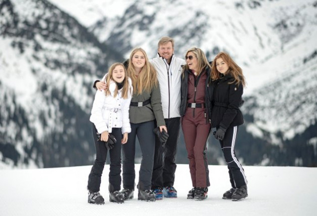 El rey Guillermo posó con «sus chicas» en la estación de esquí de Lech (Austria).