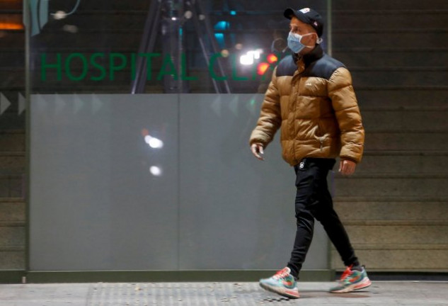 Un ciudadano con mascarilla, en la entrada del Hospital Clínic de Barcelona.