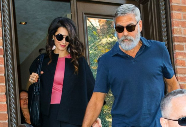 Clooney está viajando mucho a España últimamente. Hace sólo unos días, estuvo en La Palma rodando una serie muy bien acompañado por su esposa, Amal.