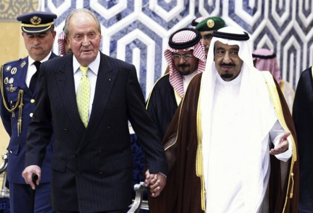 El Rey Juan Carlos I camina de la mano con Salman bin Abdulaziz al Saud para visitar oficialmente Arabia Saudí en 2014.