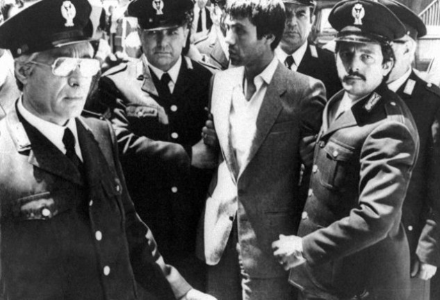 Ali Agca tras ser detenido en la plaza de San Pedro de Roma en 1981.