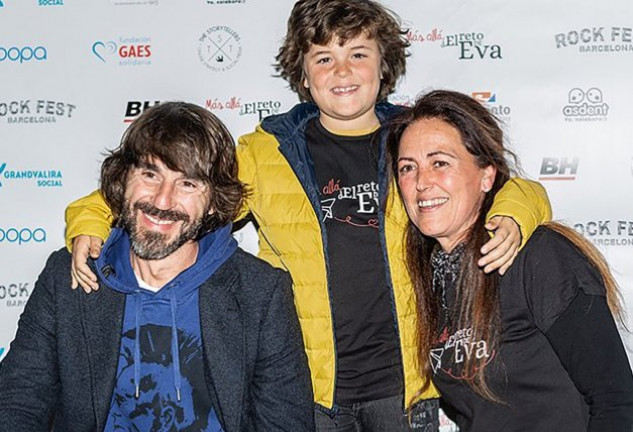 Santi Millán junto a Eva Giménez y su hijo Nacho en la presentación del documental ‘Más allá del reto de Eva’.