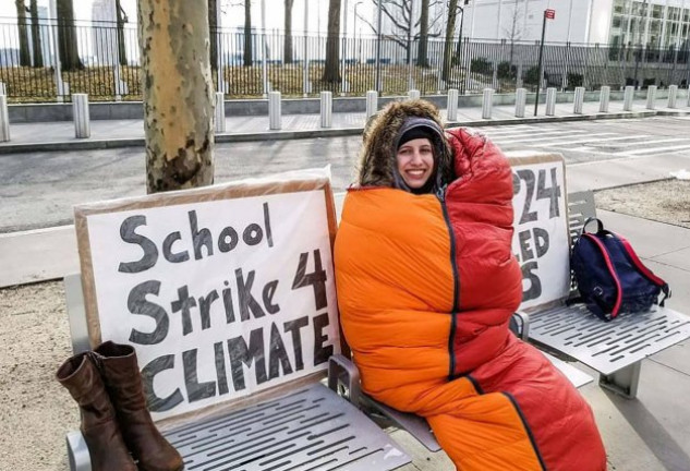 Alexandria, en pleno invierno, protestando ante la sede de las Naciones Unidas en Nueva York.