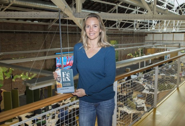 Odile Rodríguez de la Fuente con su libro, «Félix. Un hombre en la tierra» (Editorial GeoPlaneta).