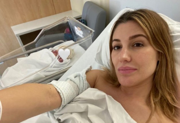 Almudena Navalón poco antes de dejar el hospital con su recién nacido.