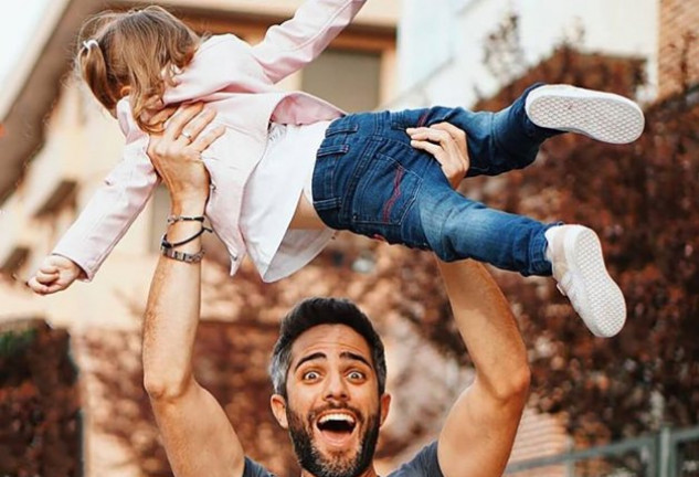 Al presentador se le cae la baba con su hija.