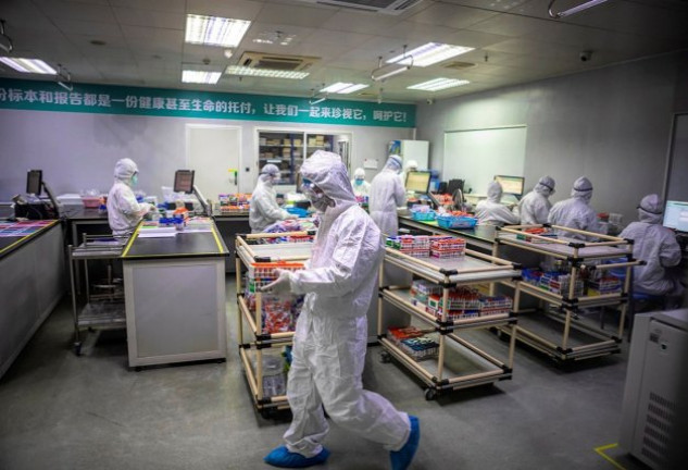 Científicos chinos investigando para conseguir la vacuna contra el coronavirus.