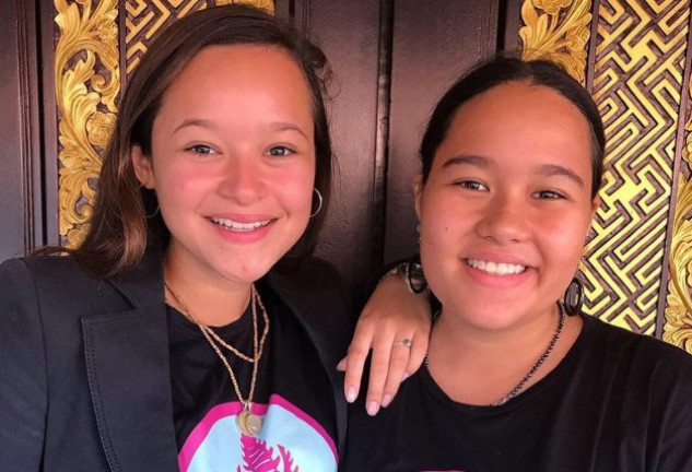 Melati e Isabel vistiendo las camisetas con el anagrama de su oenegé.