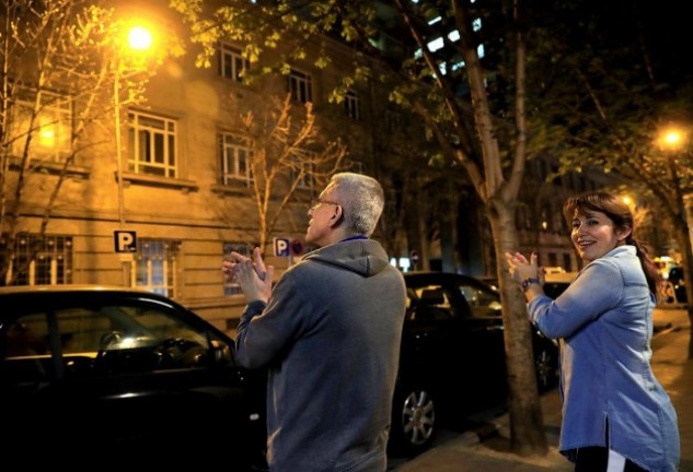 Los españoles homenajean a diario a los profesionales de la sanidad.