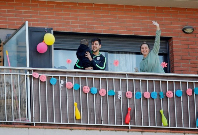 Vecinos confinados en algunos bloques del barrio de Montbui, Barcelona.