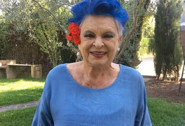 Lucía llevaba el pelo azul por recomendación de su nieta, Bimba, que murió hace tres años a causa de un cáncer.