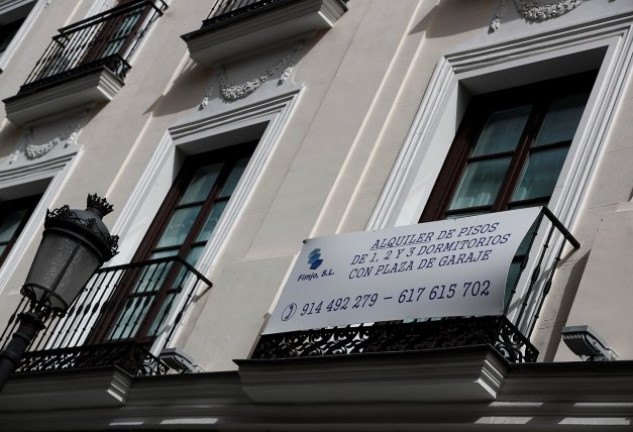 Vista de un cartel para alquilar un local en el centro de Madrid el pasado jueves.