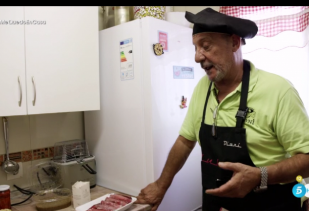 El Dioni cocinando en su casa, antes de quedar esposado.