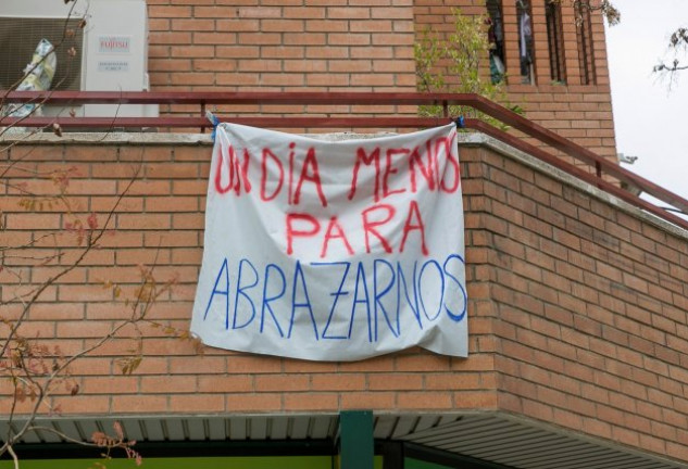 Algunos ciudadanos combaten la tristeza por el distanciamiento con mensajes positivos.