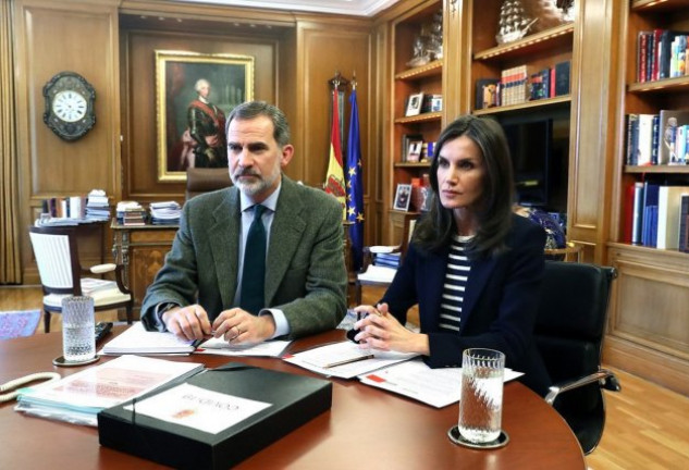 Letizia y Felipe, escuchando atentamente al presidente de Mercadona, Joan Roig.