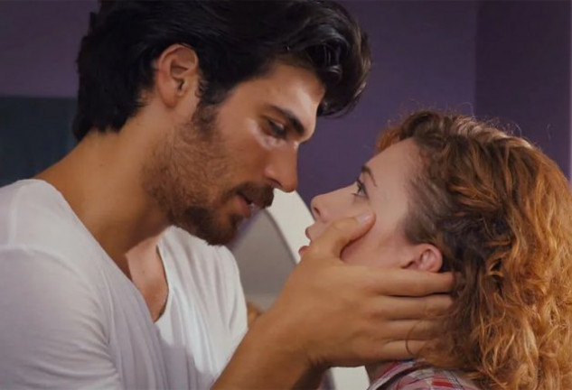 Can Yaman y Açelya Topaloglu protagonizan el romance de 'Inadina Ask: Amor Obstinado'.