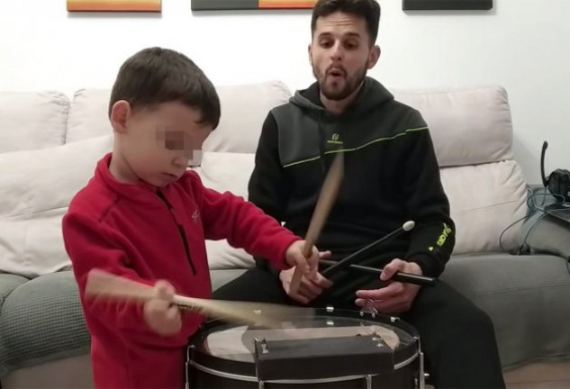 El pequeño Hugo sigue impresionando, incluso a sus padres, con su talento con el tambor.