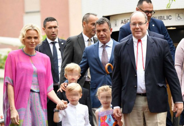 Alberto II, con su esposa, Charlene, y sus dos hijos, Jacques y Gabriella.