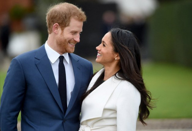 El Príncipe Harry y Meghan Markle posan felices ante la prensa.