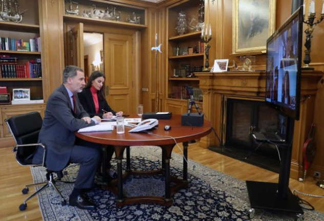 Los Reyes de España, en una de las videoconferencias que han mantenido.