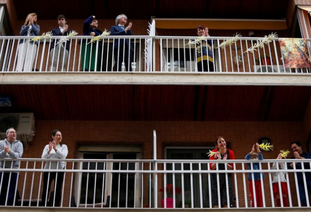 Vecinos de Elche salen a aplaudir y celebran el Domingo de Ramos.