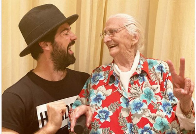 El actor y su abuela protagonizan divertidísimos momentos.