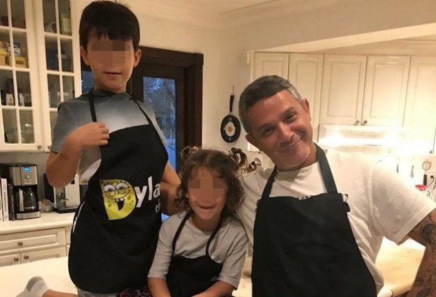 Alejandro Sanz junto a sus hijos Alma y Dylan en la cocina de su casa.