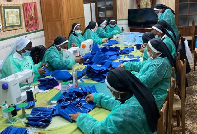 Con sólo tres máquinas de coser y mucho amor, las monjas agustinas confeccionan mascarillas sanitarias que ayudarán a cientos de personas.