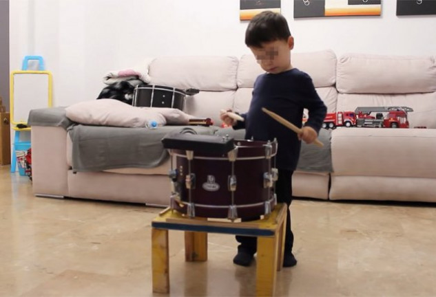 Hugo, el niño del tambor, aprende a tocar una nueva marcha de Semana Santa