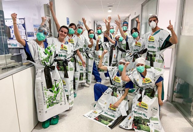 Estos enfermeros y enfermeras posan con sus nuevas batas elaboradas con bolsas de abono.