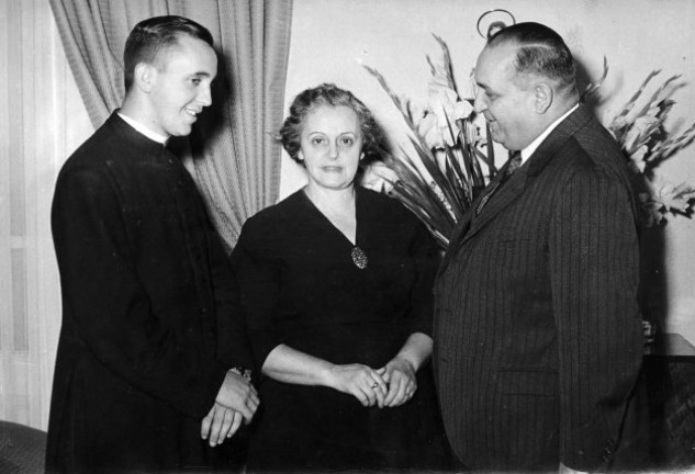 Jorge Mario, en sus tiempos de seminario, con sus padres, Mario y Regina.