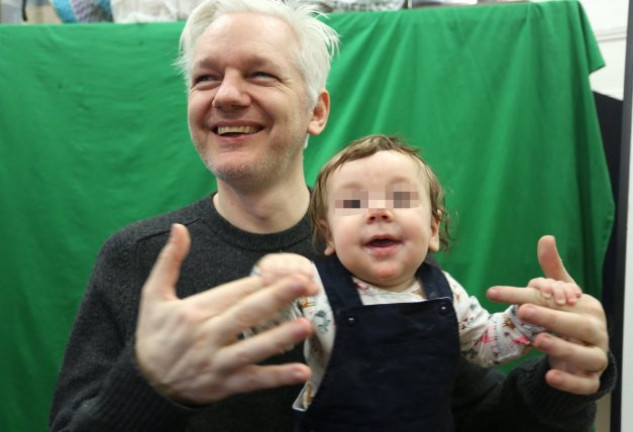 Julian Assange con Gabriel, el mayor de sus dos hijos con Stella Morris.