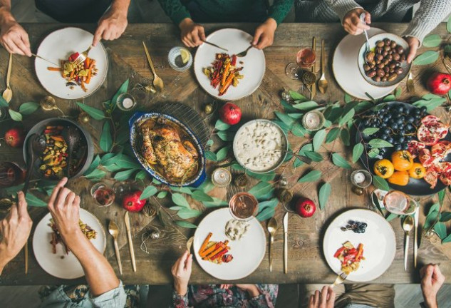 Una mesa con un pica-pica saludable.