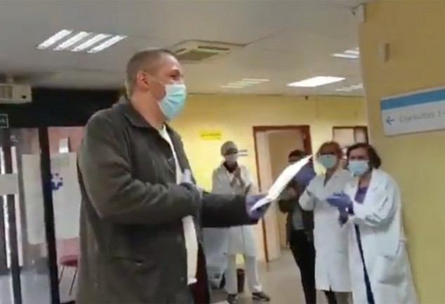 Los trabajadores de centro de salud Ramón y Cajal de Alcorcón sorprendieron a un chófer solidario con un emotivo aplauso.