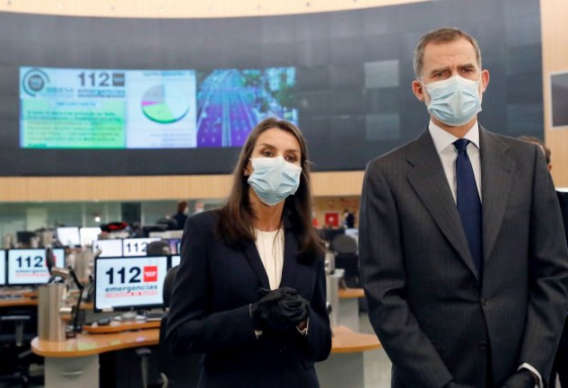 El rey Felipe VI y la reina Letizia durante su visita a la sede de Emergencias 112 de la Comunidad de Madrid este lunes.