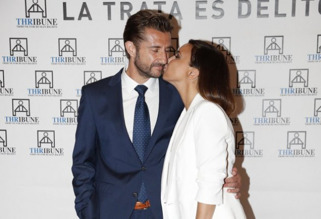 Chenoa y Miguel Sánchez Encinas posando en el photocall de una presentación.