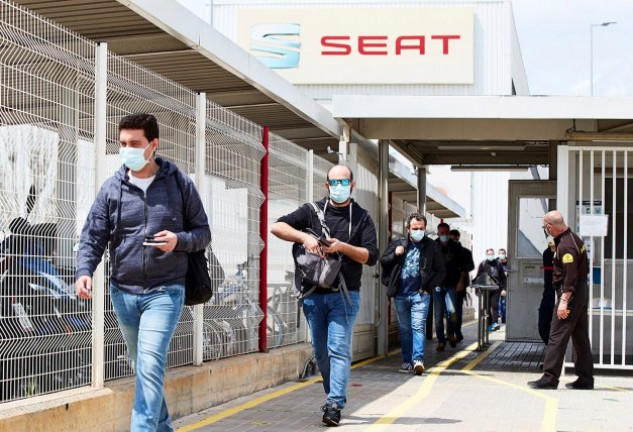 Varios trabajadores salen tras acabar su turno de la empresa automovilística Seat.